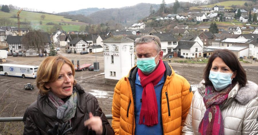 Ein halbes Jahr nach der Flut an der Ahr: Ministerpräsidentin Malu Dreyer (l), Bürgermeister Herbert Lussi und die rheinland-pfälzische Wirtschaftsministerin Daniela Schmitt in Schuld.