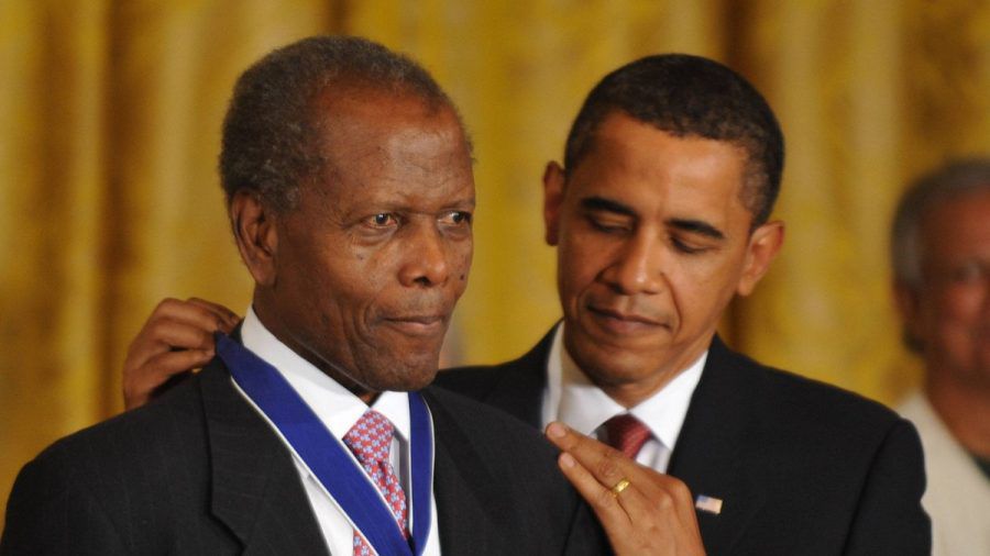 Barack Obama ehrte Sidney Poitier 2009 mit einem Orden. (stk/spot)