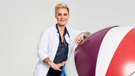 Deutschlands bekannteste Notfallmedizinerin "Doc Caro" ist bald bei Sat.1 zu sehen. (jes/spot)