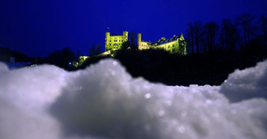 Das Schloss Hohenschwangau am frühen Sonntagmorgen hinter aufgehäuftem Schnee.