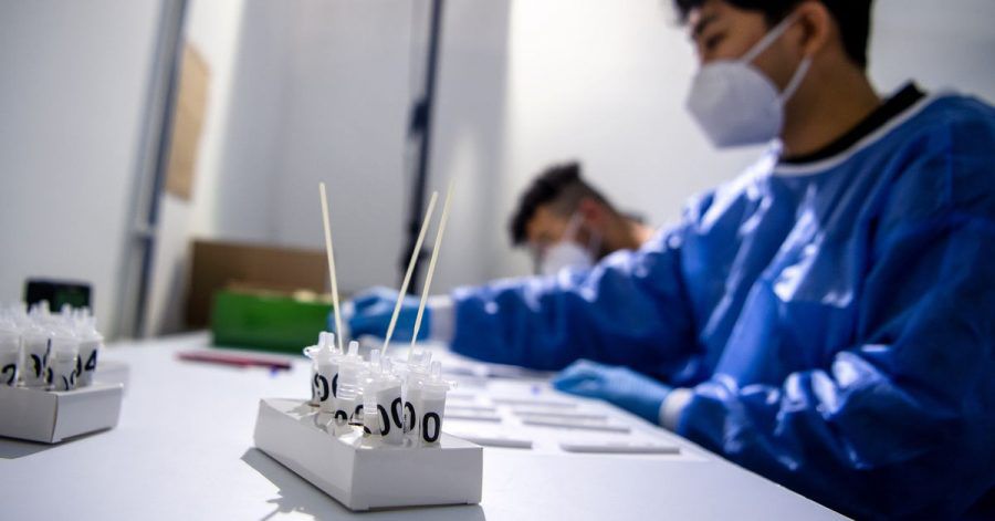 Ein Mitarbeiter eines Testzentrums in Bremen wertet Corona-Schnelltests aus.