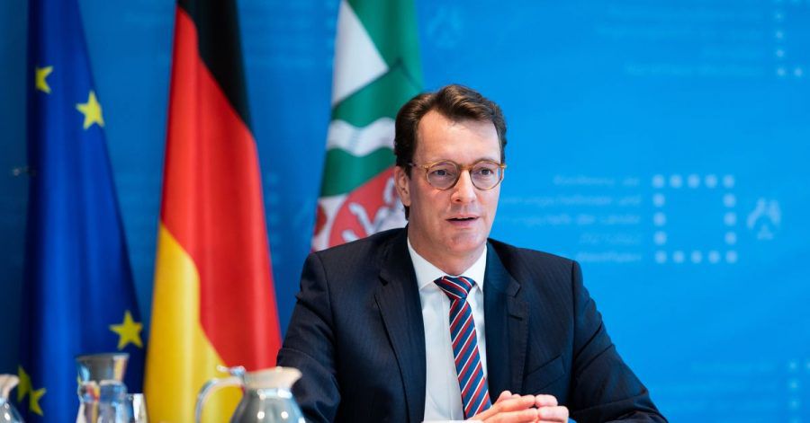 Hendrik Wüst (CDU), Ministerpräsident von Nordrhein-Westfalen und Vorsitzender der Ministerpräsidentenkonferenz (MPK), in der  Videokonferenz der Regierungschefinnen und Regierungschefs der Länder.