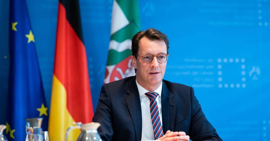 Hendrik Wüst (CDU), Ministerpräsident von Nordrhein-Westfalen und Vorsitzender der Ministerpräsidentenkonferenz (MPK), in der Videokonferenz der Regierungschefinnen und Regierungschefs der Länder.