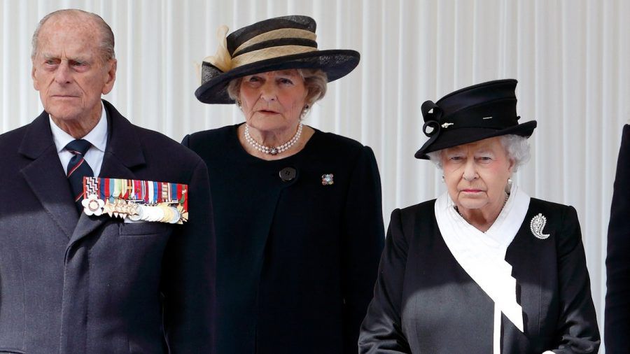 Queen Elizabeth II. (r.) trauert um Lady Farnham - hier sind sie gemeinsam mit Prinz Philip bei einer Veranstaltung im Jahr 2015 zu sehen. (ili/spot)