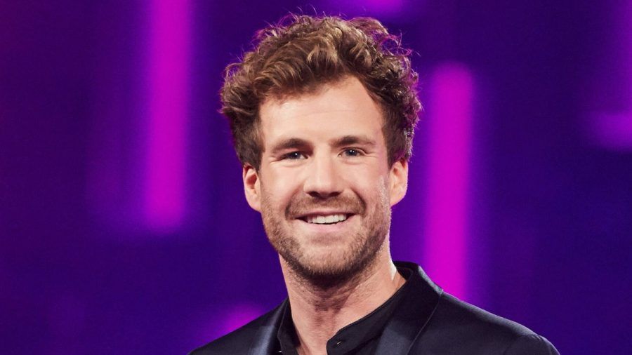 Luke Mockridge beantwortet Fragen. (ili/spot)