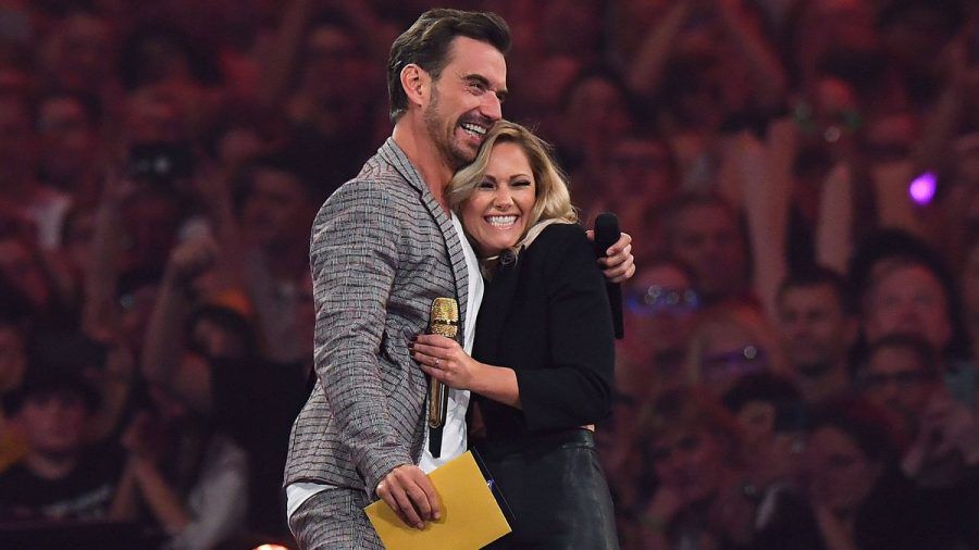 Ein emotionaler Moment für Florian Silbereisen: Helene Fischer überrascht den Moderator 2019 in seiner Show "Schlagerbooom". (ncz/spot)