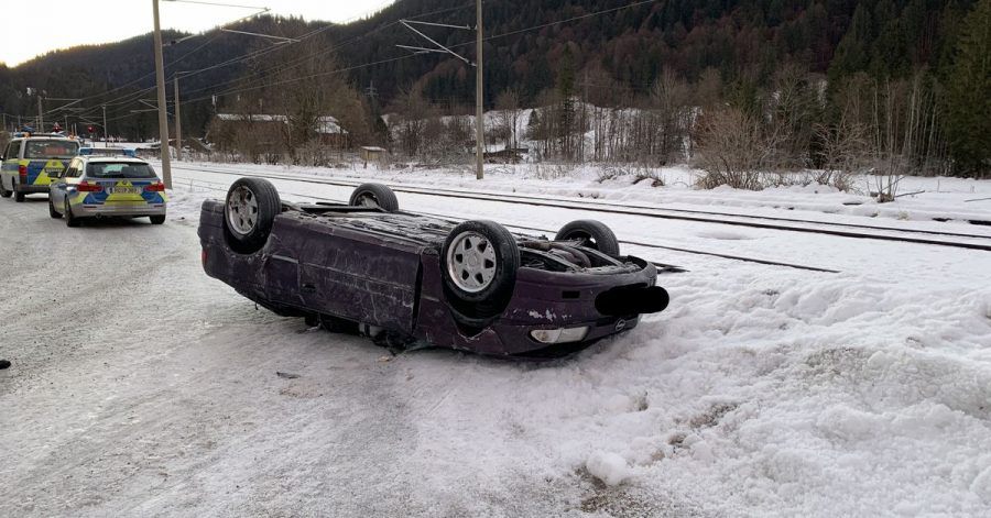 Das völlig demolierte Auto, welches in Parmisch-Partenkirchen von einem Traktorfahrer "umgeparkt" wurde.