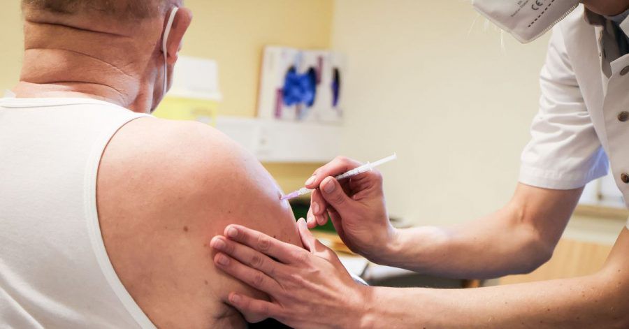 Ein älterer Mann bekommt seine Auffrischungsimpfung im Corona-Impfzentrum im Asklepios Klinikum Harburg.