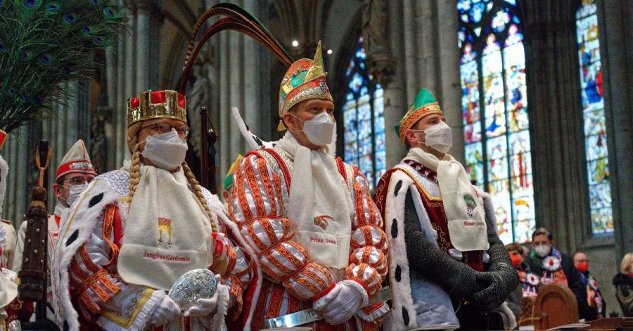Die Mitglieder des Dreigestirns und des Kinderdreigestirns beim ökumenischen Gottesdienst für Kölner Karnevalisten im Dom.