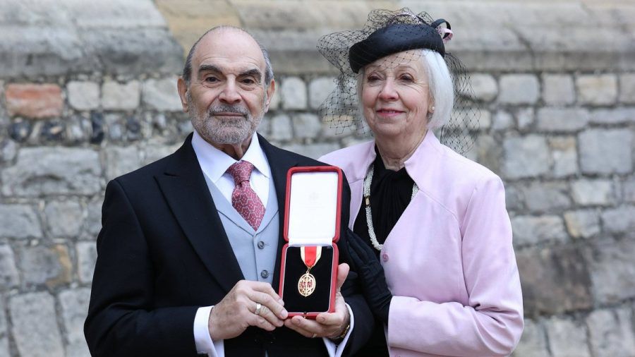 David Suchet mit seiner Ehefrau Sheila Ferris auf Schloss Windsor. (wue/spot)