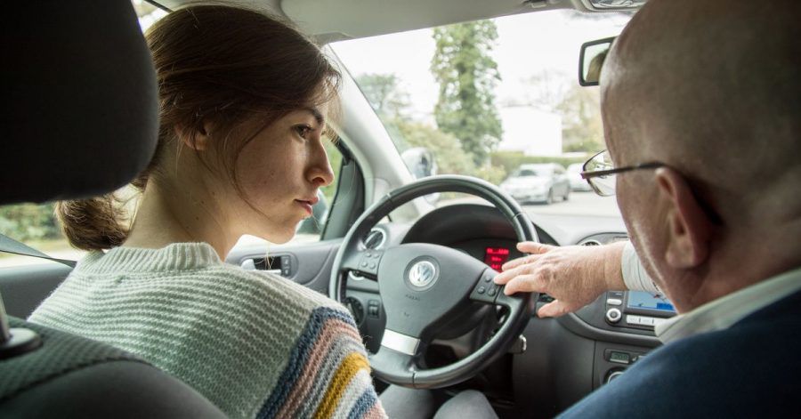 Auf der Suche nach einer geeigneten Fahrschule können auch Erfahrungswerte im Freundes- und Bekanntenkreis dienlich sein.