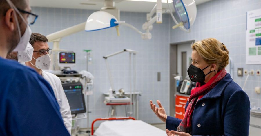 Berlins Regierende Bürgermeisterin Franziska Giffey (SPD, r) spricht mit Krankenhausmitarbeitern über die aktuelle Versorgungslage in Berlins Krankenhäusern.