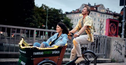 Julika (Lucie Heinze) und Konstantin (Golo Euler)unterwegs in «Eine Liebe später».
