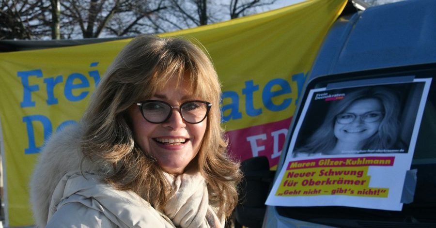 Maren Gilzer-Kuhlmann bei einem Wahlkampfauftritt vor ihrem Info-Mobil.