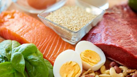 Nüsse, Fisch und mageres Fleisch sind hervorragende Proteinlieferanten. (kms/spot)