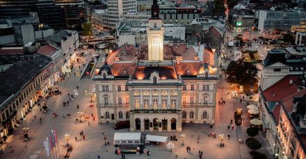 Das Zentrum von Novi Sad bei Nacht. Die nordserbische Stadt ist Kulturhauptstadt 2022.