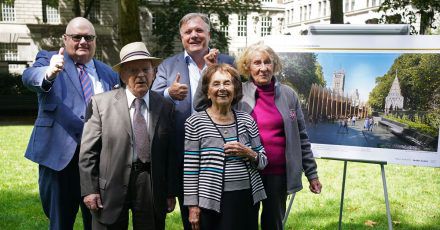Der ehemalige konservative Abgeordnete Eric Pickles (links) und Ed Balls posieren mit den Holocaust-Überlebenden Sir Ben Helfgott, Lily Ebert (2. v. r.) und Susan Pollack.