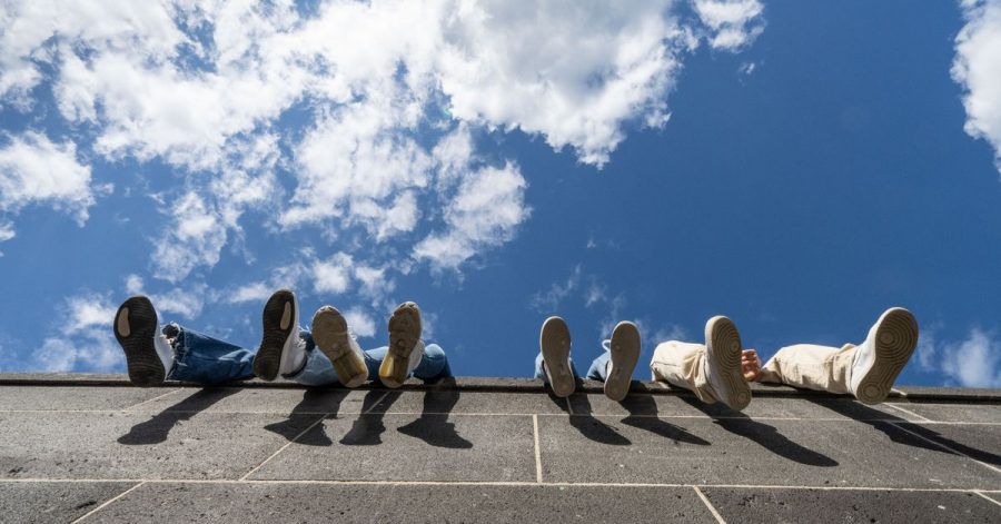 Sonnige Aussicht für die berufliche Zukunft nach dem Abi: Jugendliche aus nichtakademischen Familien können über ein Förderprogramm Unterstützung bekommen.