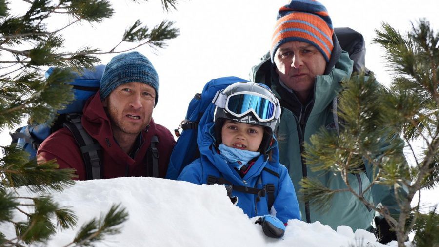 "Der Bergdoktor: Kalte Stille": Flora (Yuna Bennett) bringt Dr. Martin Gruber (Hans Sigl, r.) und seinen Bruder Hans (Heiko Ruprecht, l.) zu der Stelle, an der ihre Skilehrerin abgestürzt ist. (ili/spot)