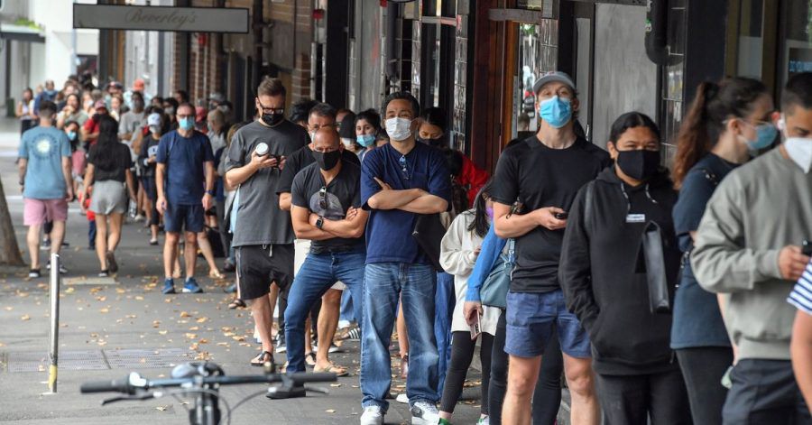 Warteschlange für Covid19-PCR-Tests vor einer Klinik in Sydney.
