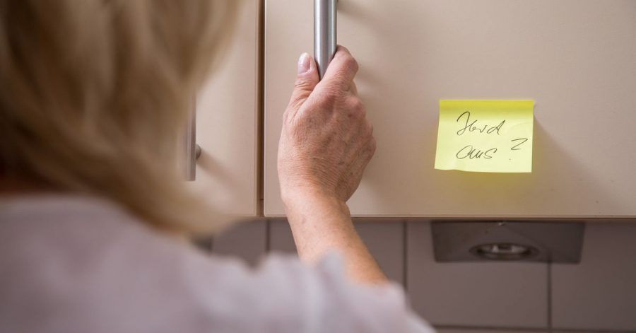 Mit Merkzetteln gegen das Vergessen: Bei vielen Alzheimerkranken beginnen die Symptome erst ab 65 Jahren.