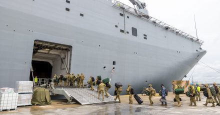 Soldaten betreten im Hafen von Brisbane die HMAS Adelaide bevor sie nach Tonga abreisen.