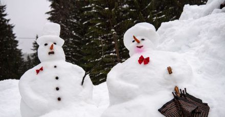 Vergänglich: Ein Schneemann und eine Schneefrau im Regen.