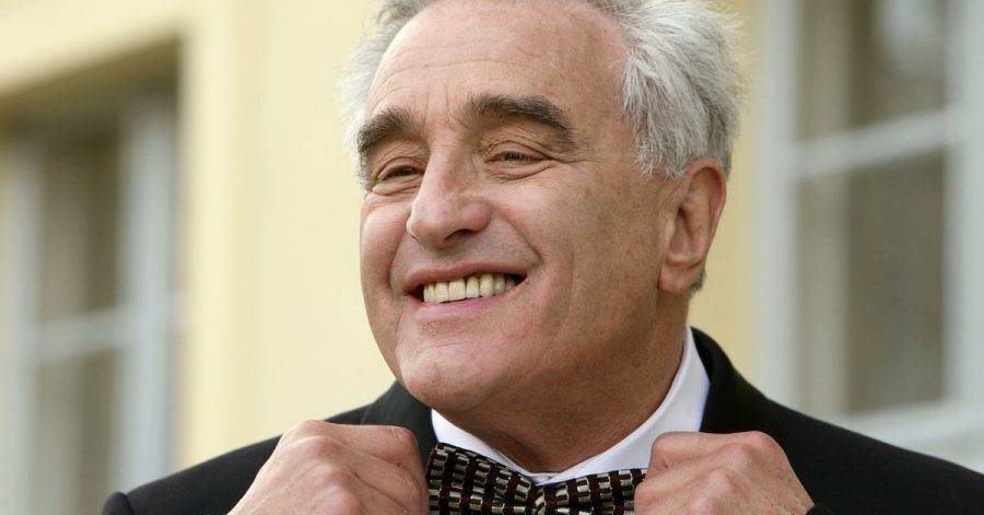 Der Schauspieler Michael Degen rückt sich im Schlosspark während eines Set-Termins zur Komödie «Die Hochzeit meiner Mutter» die Fliege zurecht.