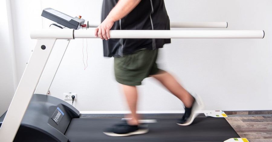 Ein Mann trainiert an einem Laufband, um seine Ausdauer wieder zu stärken. Long-Covid-Kranke sind nach aktuellen Erfahrungen aus der Reha mit ganz unterschiedlichen Symptomen konfrontiert.