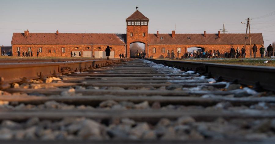 Blick auf das Eingangsportal (Innenseite) im ehemaligen deutschen Konzentrations- und Vernichtungslager Auschwitz.