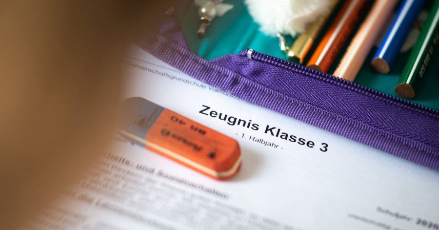 Eltern sollten ihren Kindern das Gefühl vermitteln, dass sie kein schlechterer Mensch sind, auch wenn die Noten mal schlecht ausfallen.
