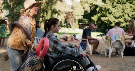 Rosalie (Jutta Speidel) bleibt mit Karla (Paula Hartmann) im Rollstuhl im Sand stecken.