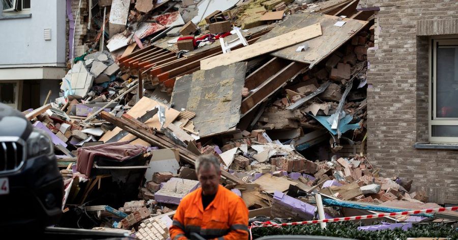Eine Rettungskraft am Ort der Explosion im belgischen Turnhout.