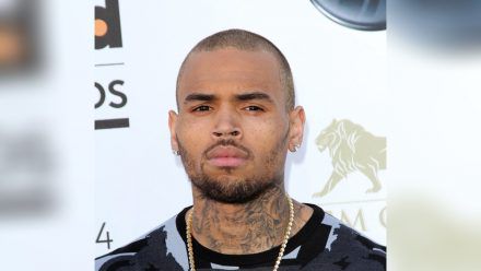 Chris Brown muss sich wohl vor Gericht verantworten. (smi/spot)