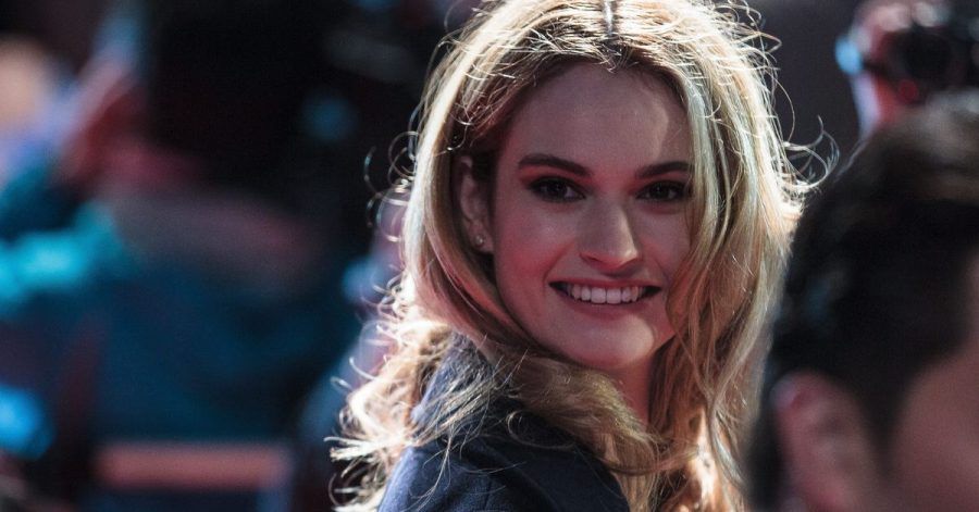 Lily James spielt Pamela Anderson.