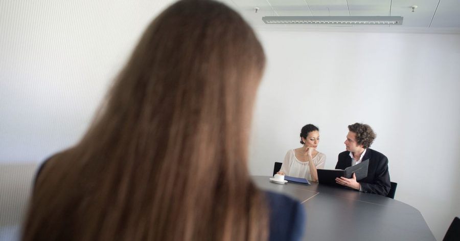 Wer eine Kündigung vom Arbeitgeber erhält, hat Anspruch darauf, innerhalb der Kündigungsfrist für Vorstellungsgespräche freigestellt zu werden.