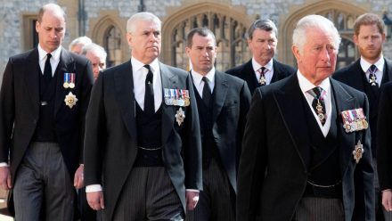 Prinz William (l.) und Prinz Charles (r.) distanzieren sich von Prinz Andrew (M.). (smi/spot)