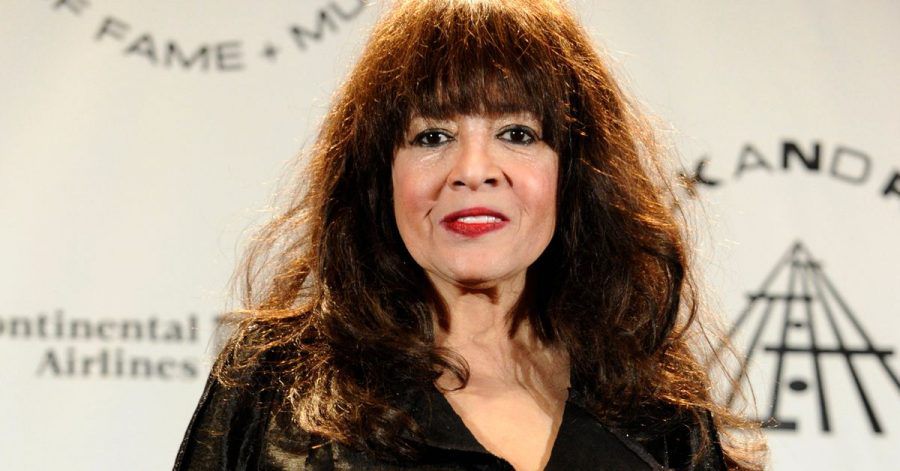 Die US-amerikanische Sängerin Ronnie Spector nach einem Auftritt in New York 2010.