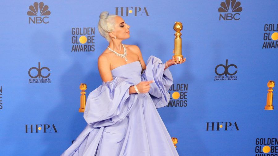 Große Stars in teuren Roben wird es bei den Golden Globes vorerst nicht mehr geben. Hier freute sich Lady Gaga 2019 noch über eine Trophäe. (hub/spot)