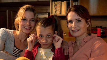 "Der Palast": Chris (Svenja Jung, l.) liebt ihre Familie, doch welches Geheimnis hält ihre Mutter Rosa (Anja Kling, r.) von ihr fern? (ili/spot)