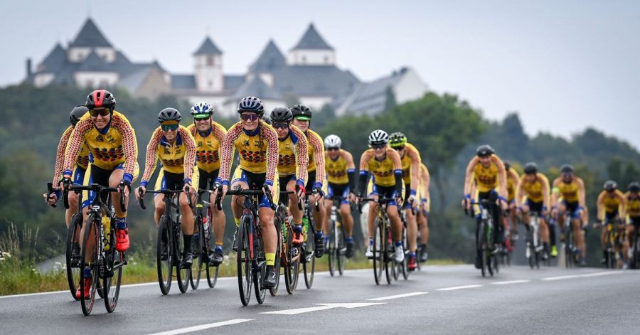Mit einer Tour von Chemnitz nach Prag (hier vor der Augustusburg) werben Radsportler im September 2021 für die Kulturhauptstadt 2025 und das Projekt «European Peace Ride».