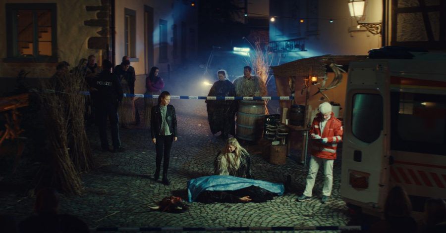 Karina Droste (Hilde Dalik) kniet vor ihrem ermordeten Mann (Andre Rohde).