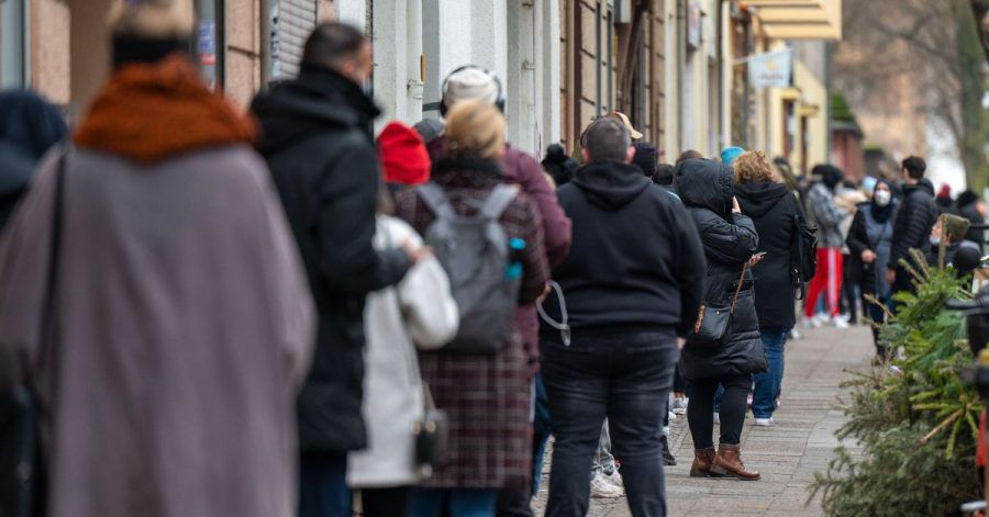 Die Gesundheitsämter meldeten nach RKI-Angaben 80.430 Fälle in 24 Stunden.