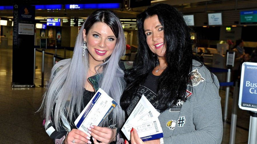 Jenny Frankhauser (l.) und Iris Klein vor dem Abflug zu Jennys Dschungelabenteuer 2018. (smi/spot)