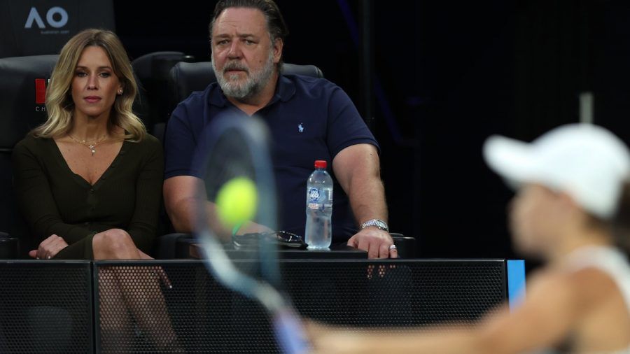 Russell Crowe und seine Britney bei den Australian Open. (ncz/spot)
