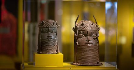 Gedenkköpfe eines Königs aus einer Unbekannten Werkstatt der Bronzegießergilde Igun Eronmwon (Königreich Benin, Nigeria, 19. Jahrhundert) in der Ausstellung «Benin. Geraubte Geschichte» in Hamburg.