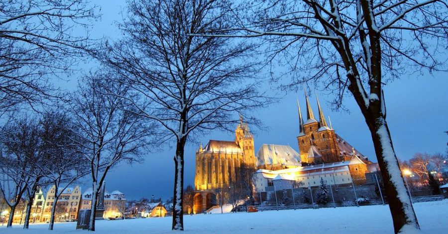 Der Dom (links) und die Severikirche auf dem Domberg erstrahlen zur «Blauen Stunde» im winterlichen Erfurt.