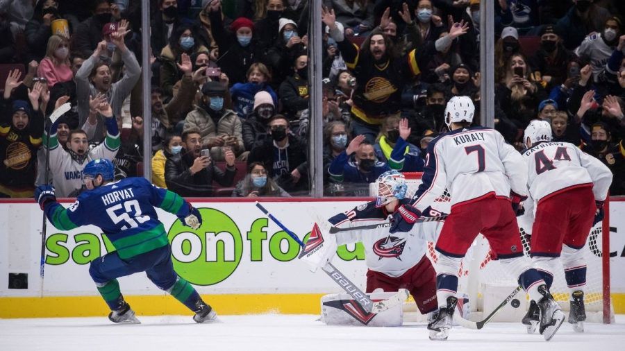 Studentin wird bei Eishockeyspiel zur Lebensretterin