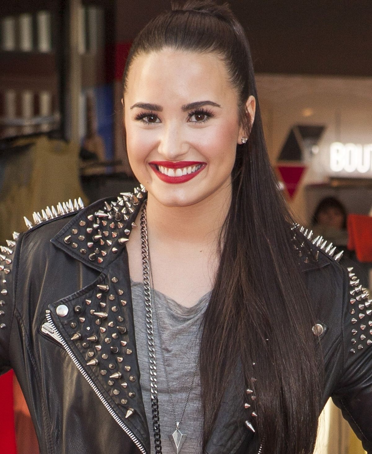 Demi Lovato: Rasierter Schädel und Spinnen-Tattoo