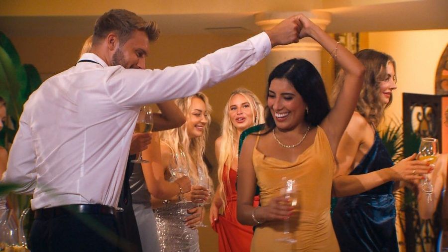 "Der Bachelor": Schlechte Verkleidung, viel Stille und Sexgesäusel - das war die erste Folge